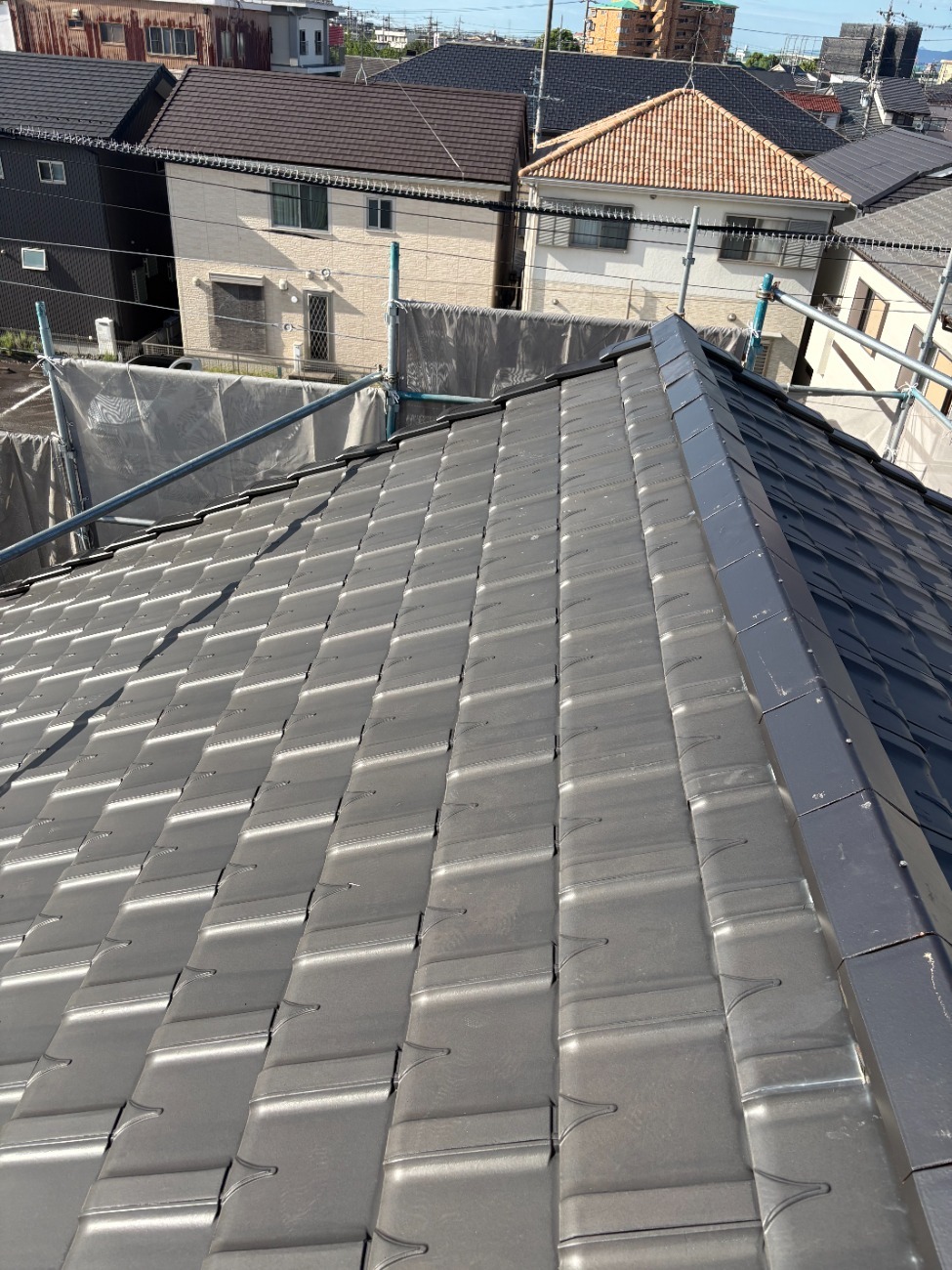 大府市　施工前の棟板金の色あせ（足場から確認）